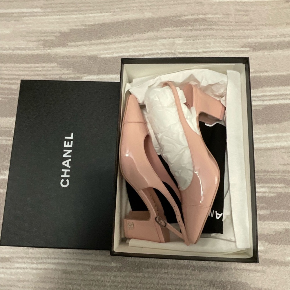 CHANEL
Patent Calfskin Cap Toe CC
Slingback Pumps 38 Light Pink - Picture 8 of 10